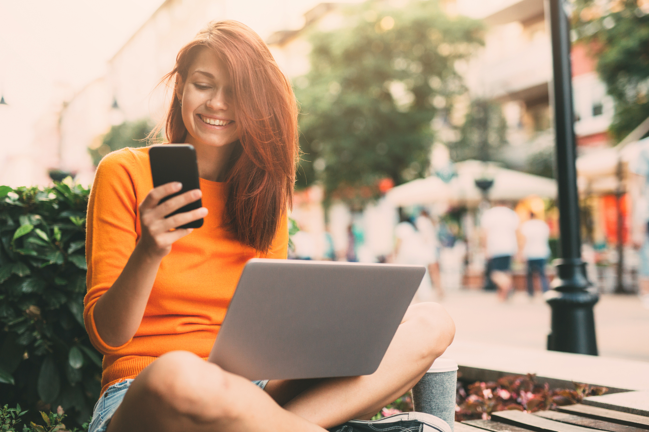 Woman texting outdoor telecommuting vacancies